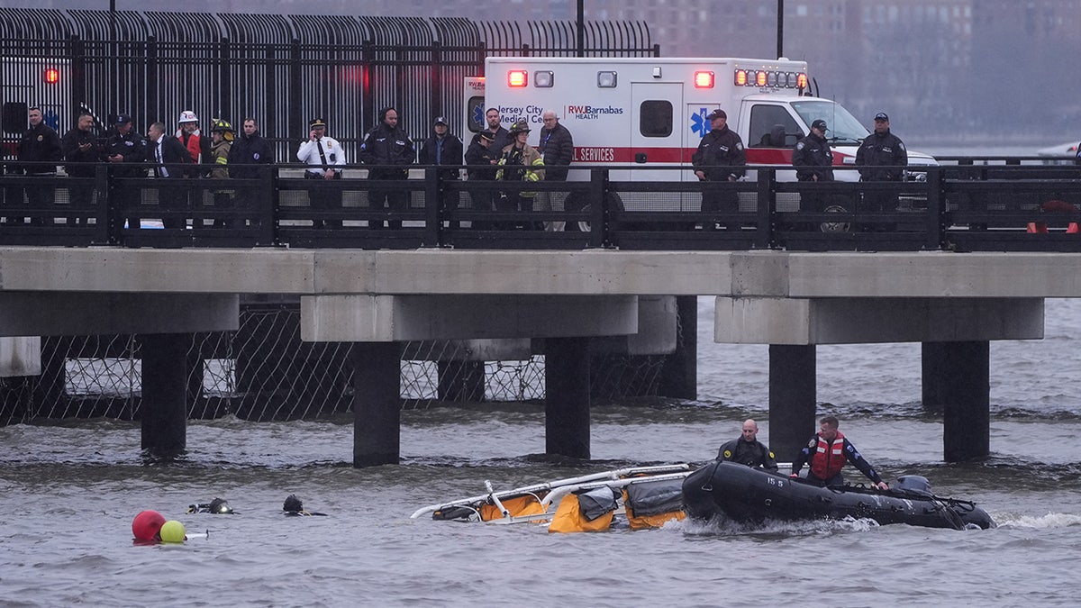 Helicopter crashes into Hudson River