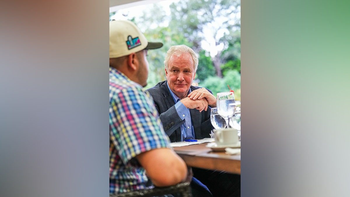 Kilmar Abrego Garcia meets with Sen. Van Hollen