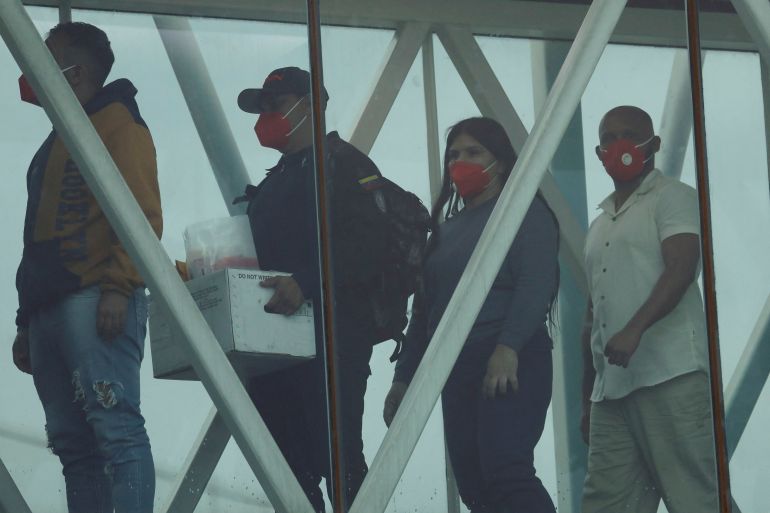 A member of SEBIN (Bolivarian National Intelligence Service) carries a box with the files of the Venezuelan migrants as migrants arrive after being deported from the United States, at the Simon Bolivar International Airport, in Maiquetia, Venezuela April 23, 2025. REUTERS/Leonardo Fernandez Viloria
