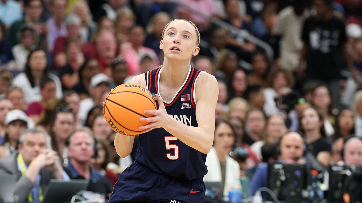 Paige Bueckers shooting