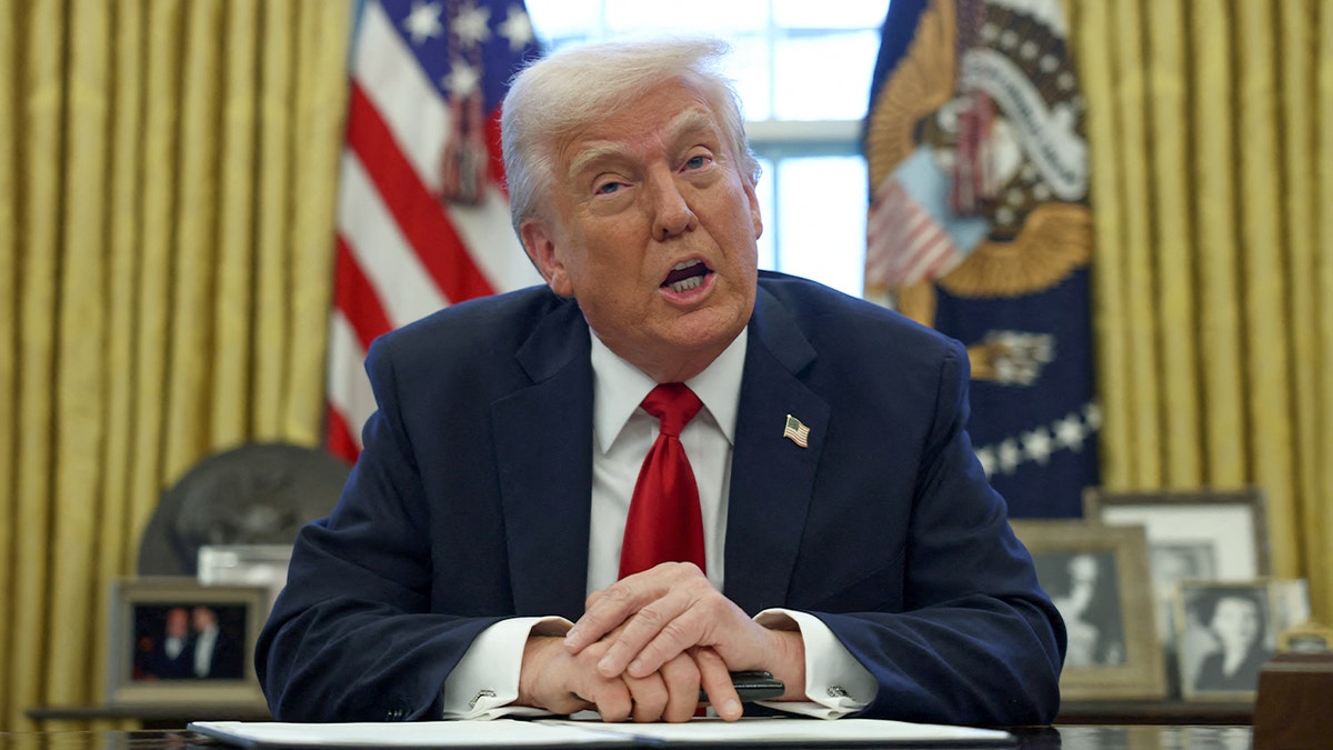 Donald Trump in Oval Office.