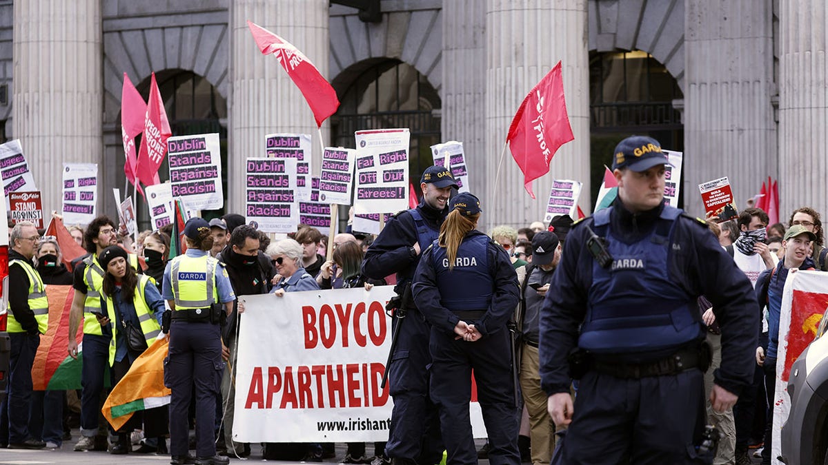 Counter-protesters in Dublin with a Boycott Apartheid banner