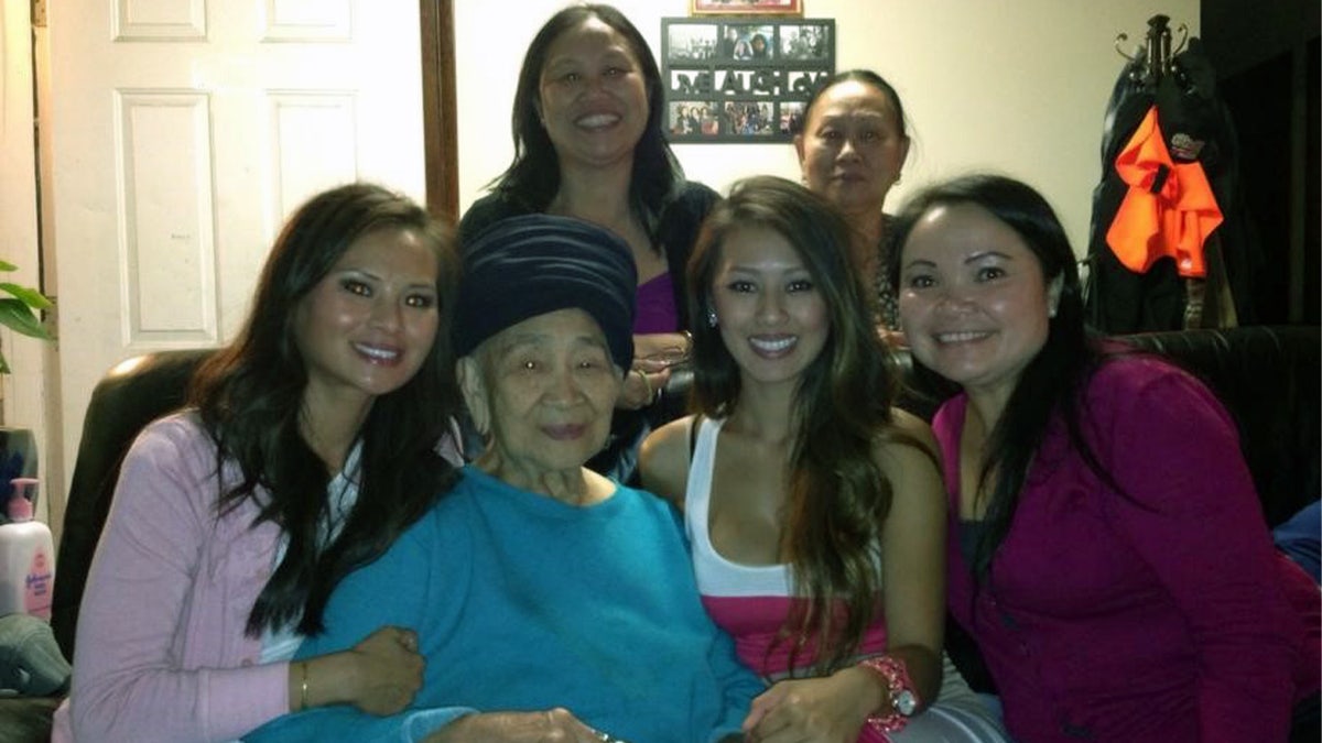 Nikki Cheng-Saelee McCain with her sisters and grandmother