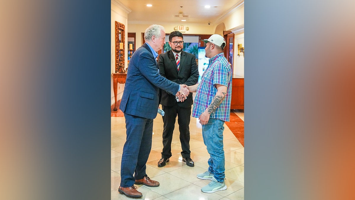 Kilmar Abrego Garcia meets with Sen. Van Hollen