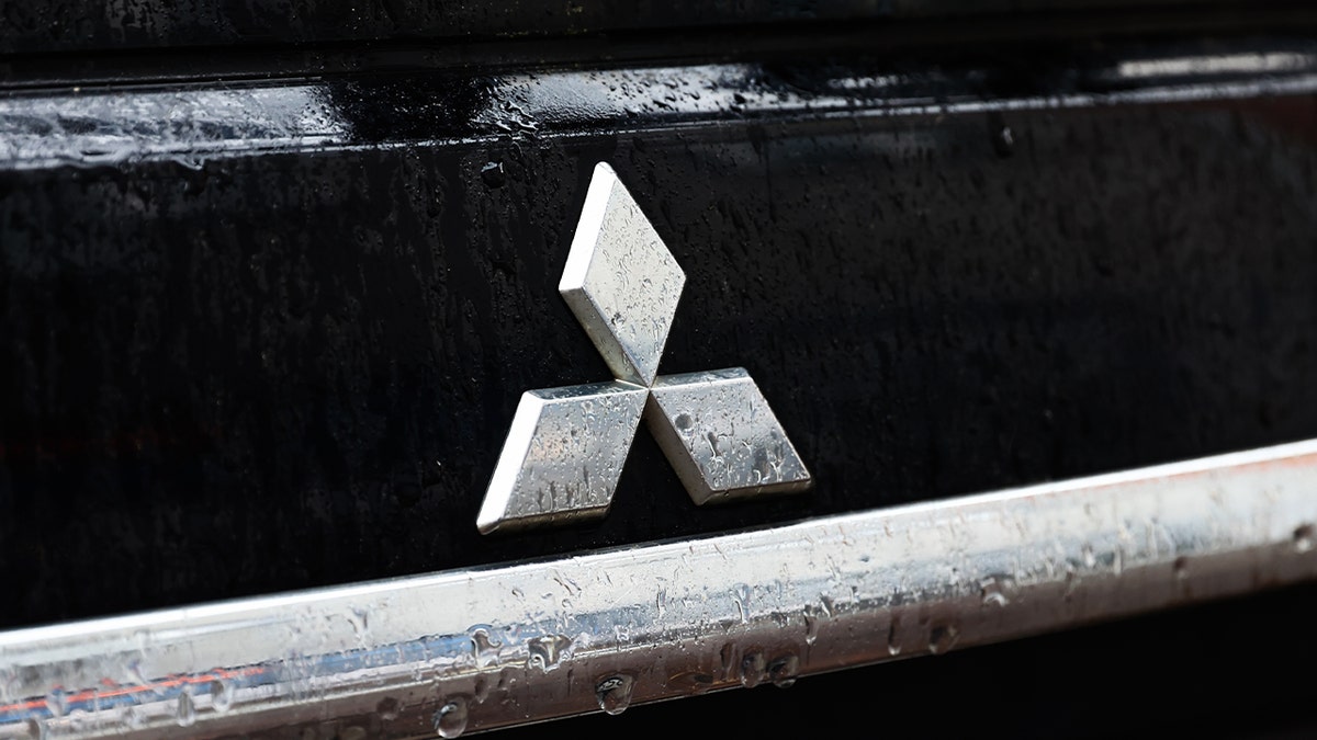 mitsubishi emblem on car