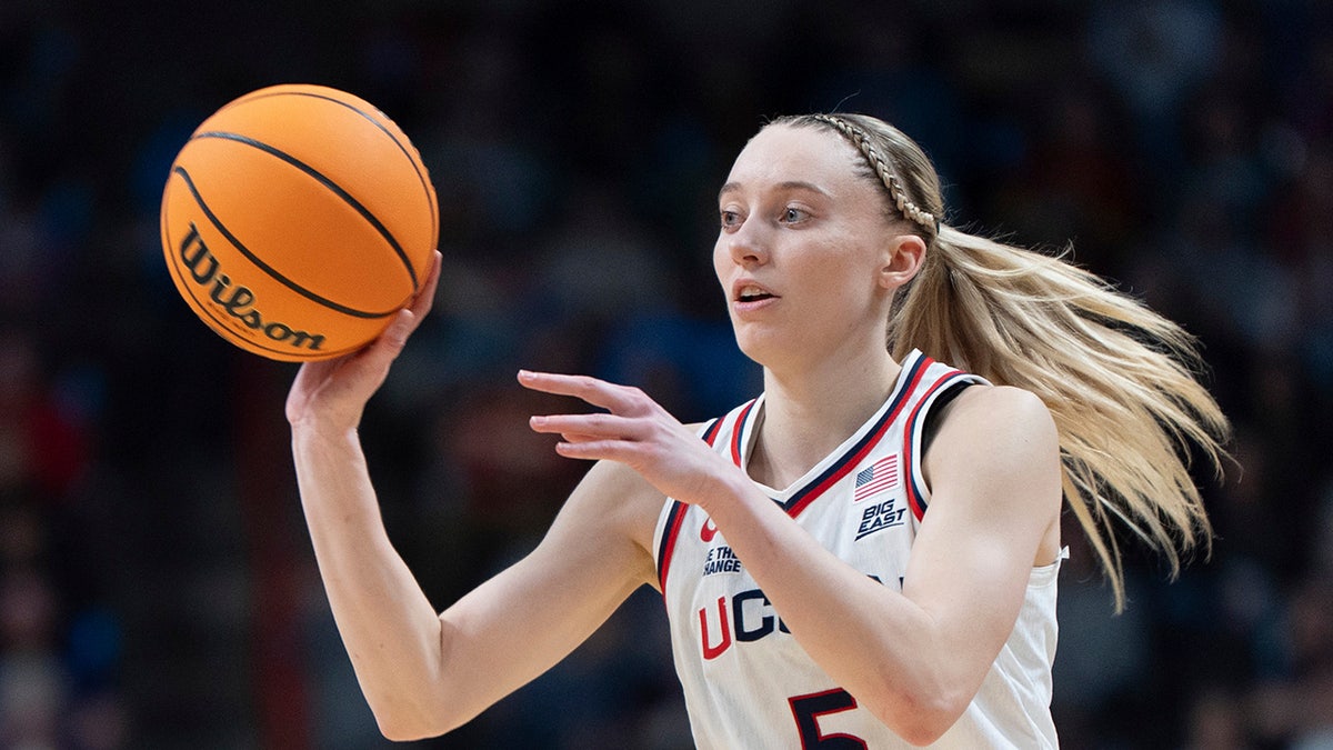 Paige Bueckers passes