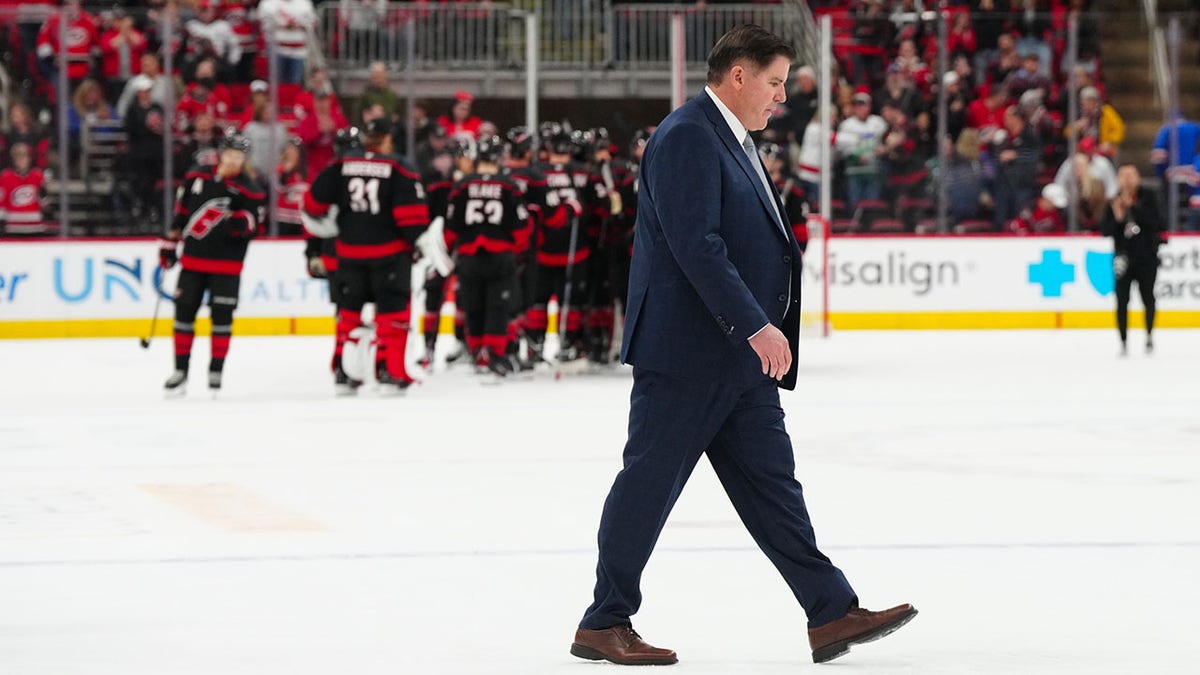 Peter Laviolette walks off