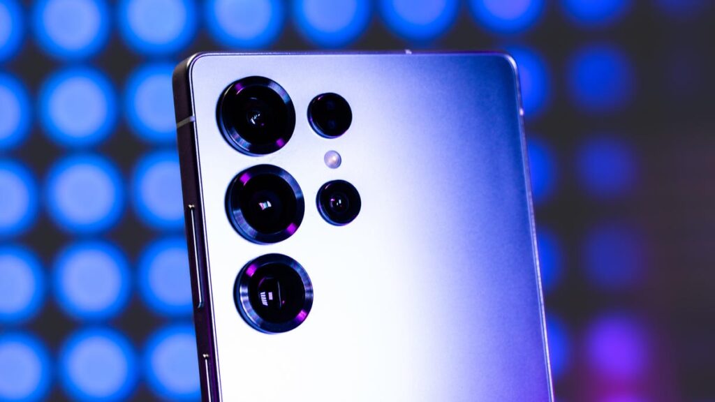 Samsung Pauses One UI 7 Rollout After Bug Locks Users Out of Phones