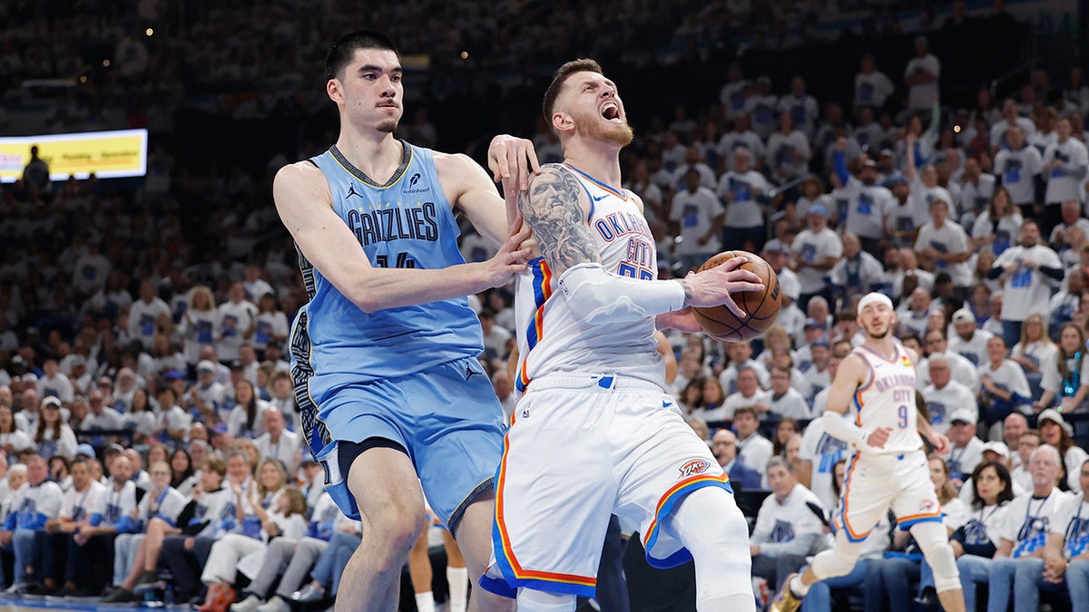 Isaiah Hartenstein drives to the basket