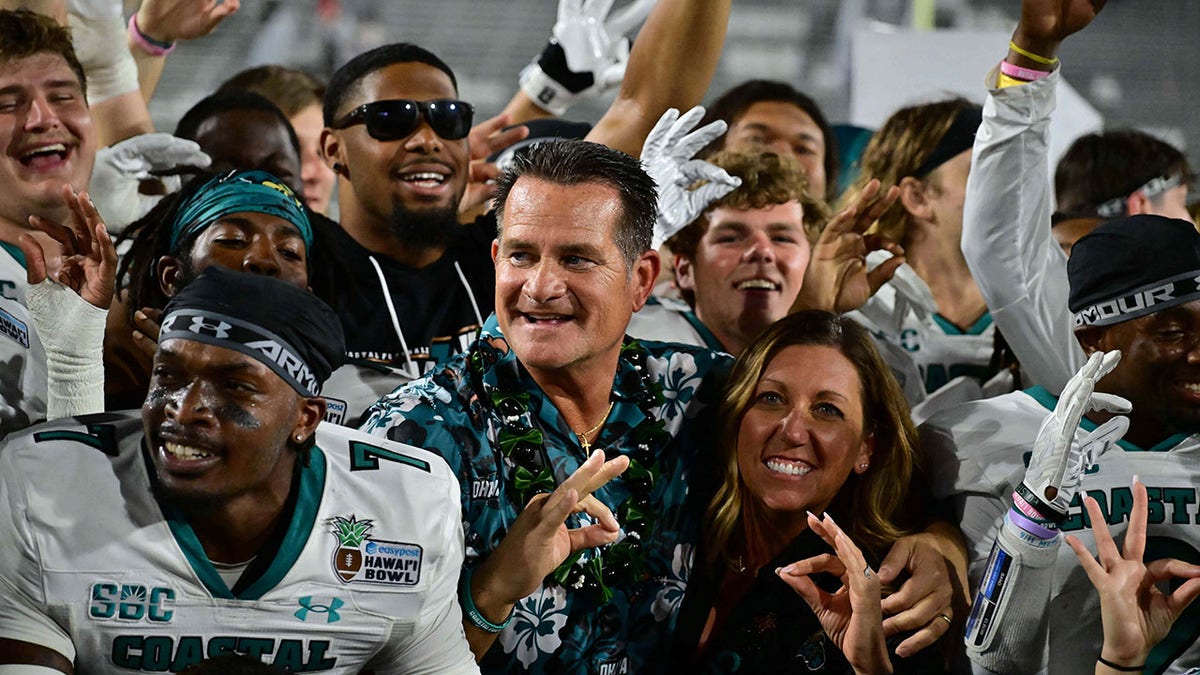 Tim Beck celebrates Hawaii Bowl win