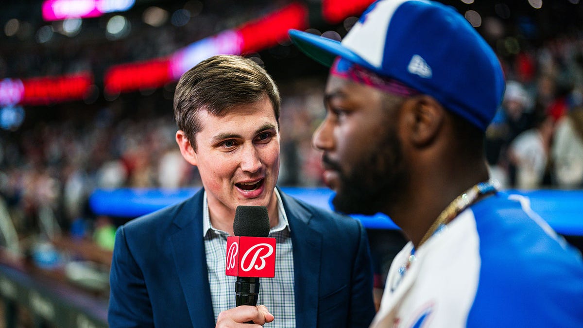 Wiley Ballard speaks to Braves player