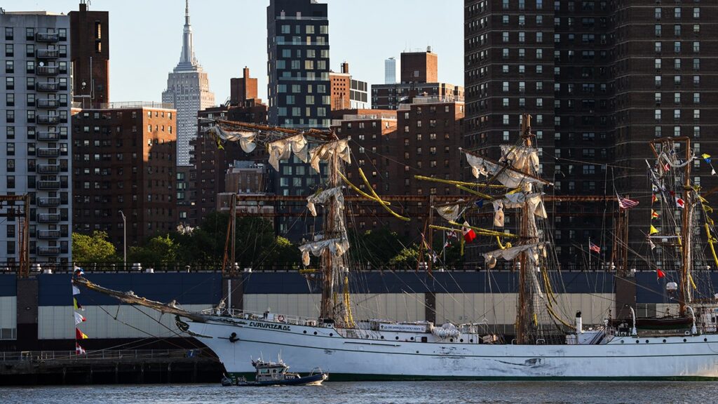 No distress calls made from Mexican Navy tall ship that crashed into Brooklyn Bridge, Mexico Navy chief says
