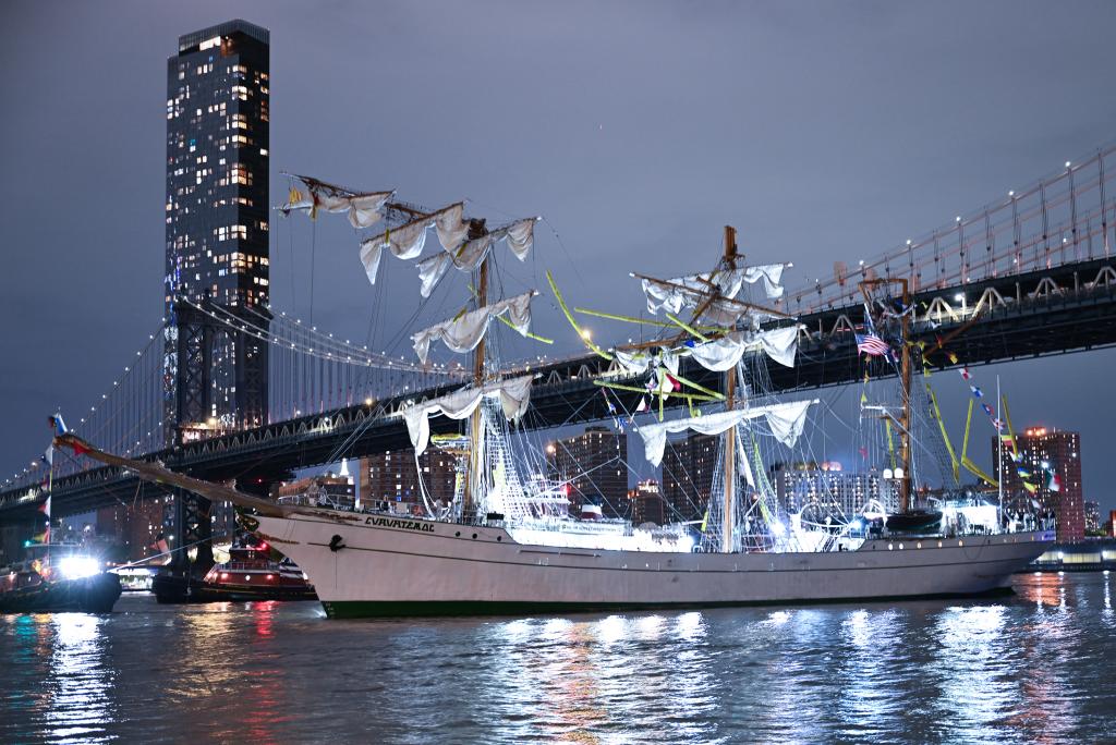 Dramatic video shows oblivious onlooker posing as Mexican ship crashes into Brooklyn Bridge