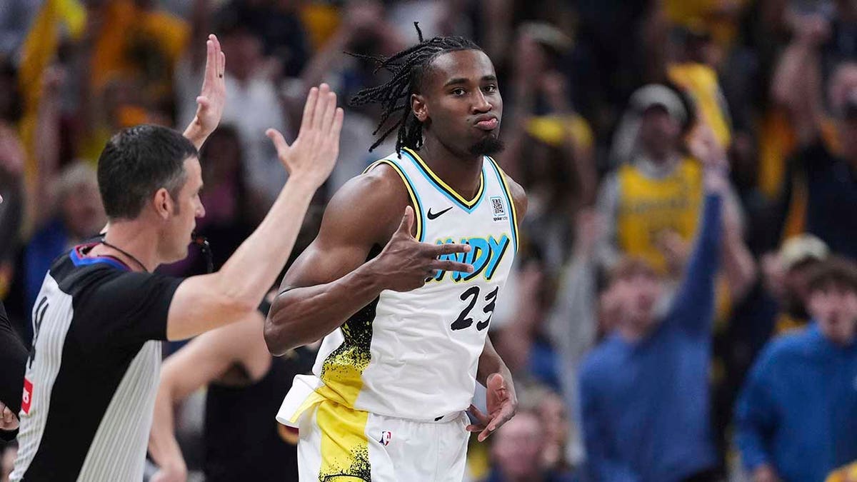 Aaron Nesmith makes a shot