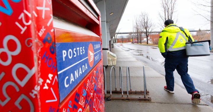 Canada Post union meets with jobs minister as it reviews ‘final offers’