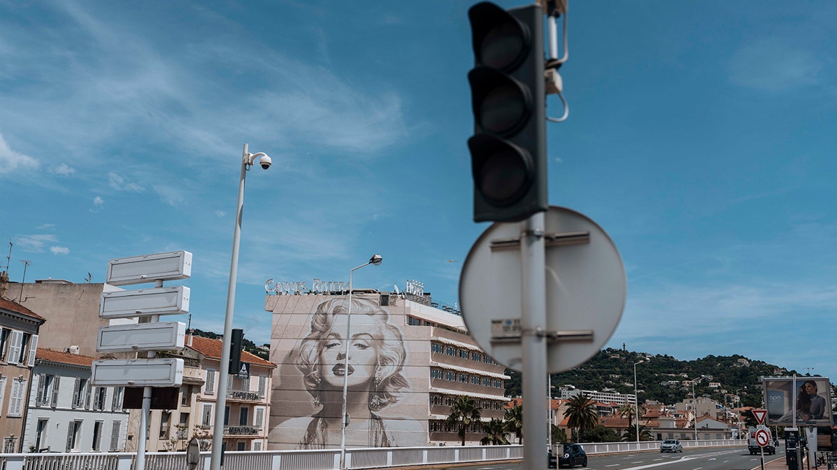 A powerless traffic light in the south of France