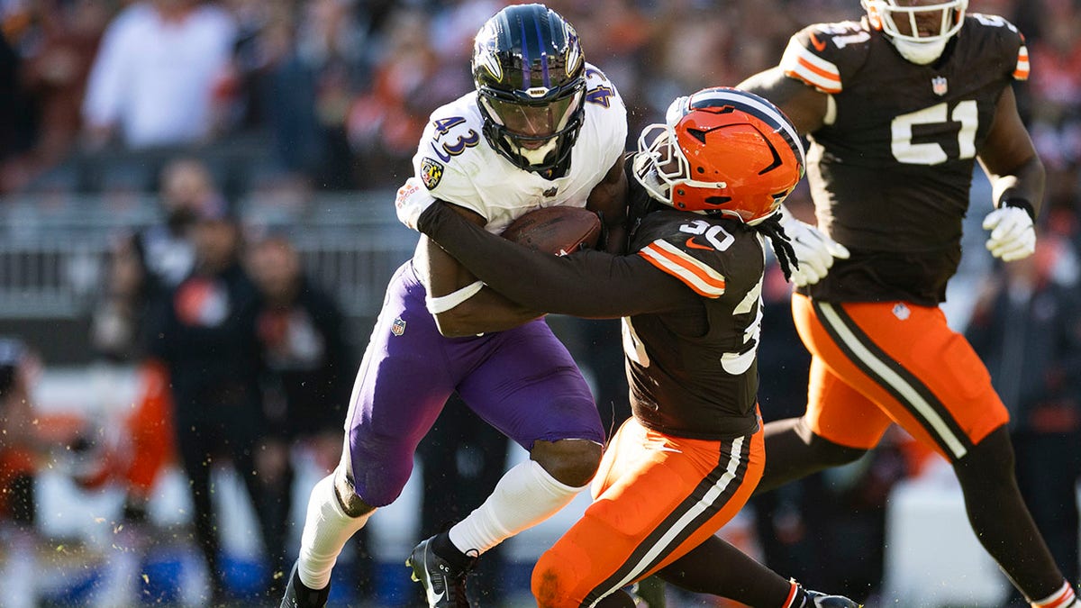 Devin Bush tackles Justice Hill