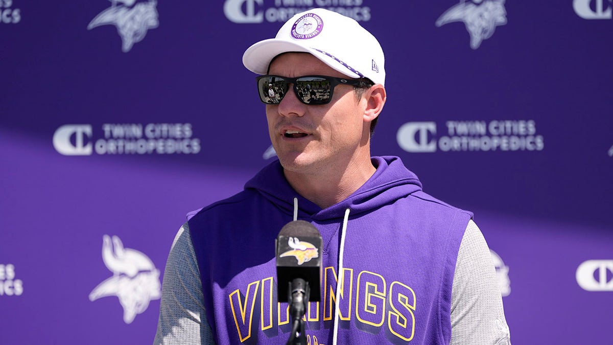 Kevin O'Connell at practice