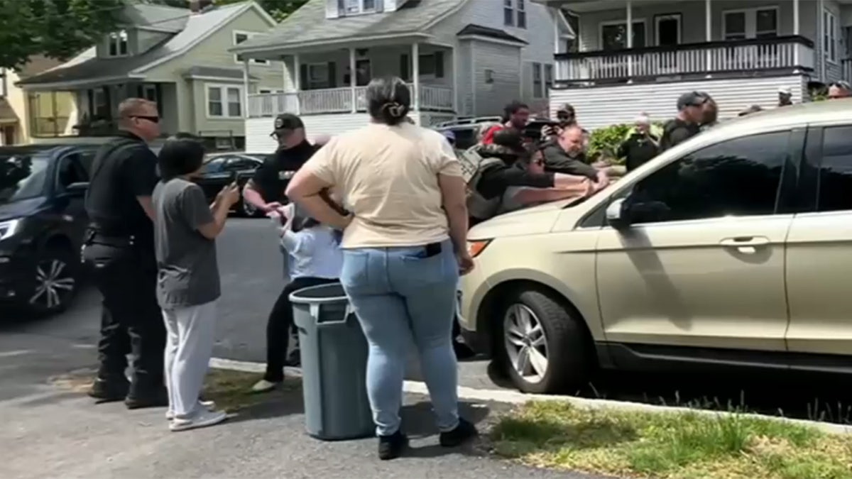 Crowd blocks car during arrest attempt in Worcester