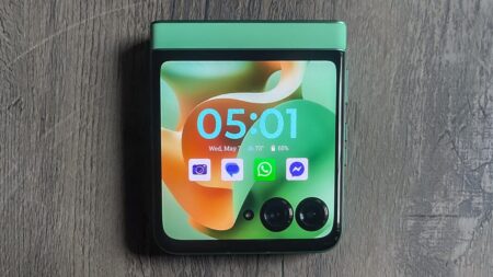 My First Day With the Motorola Razr: A Vibrant, Fun Phone With Style