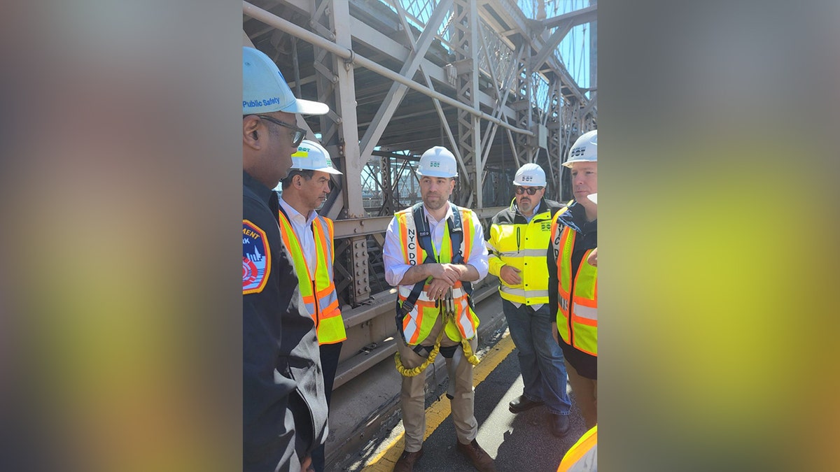 NYC DOT performs Brooklyn Bridge inspection