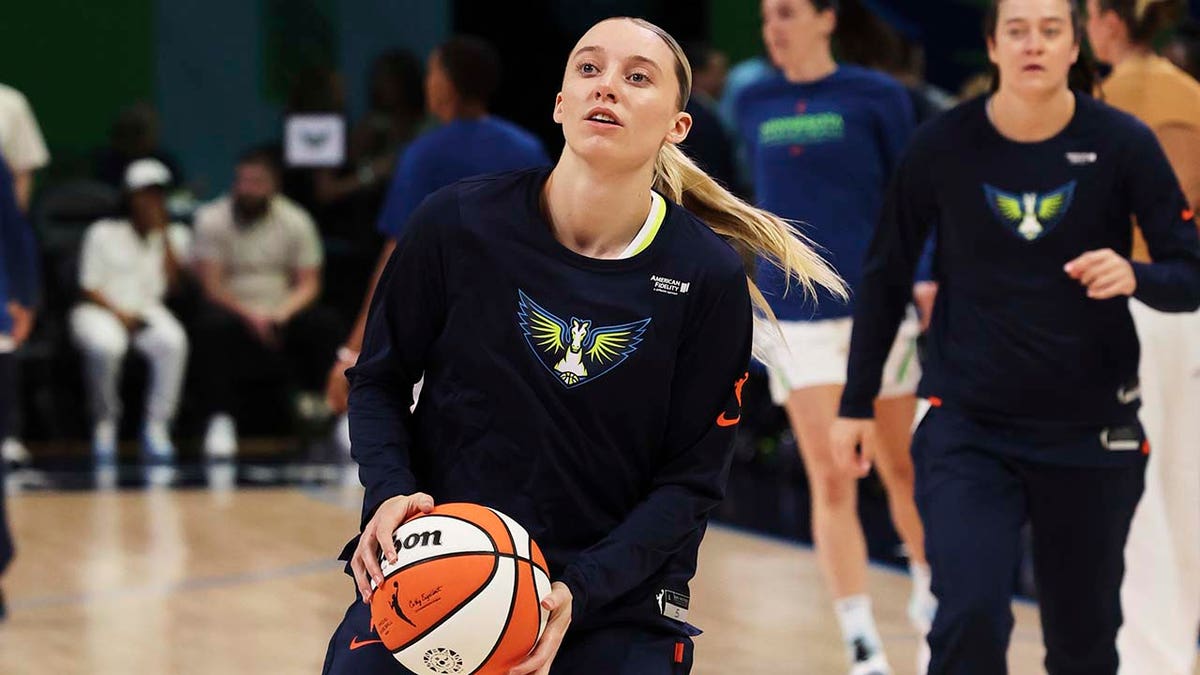 Paige Bueckers warms up