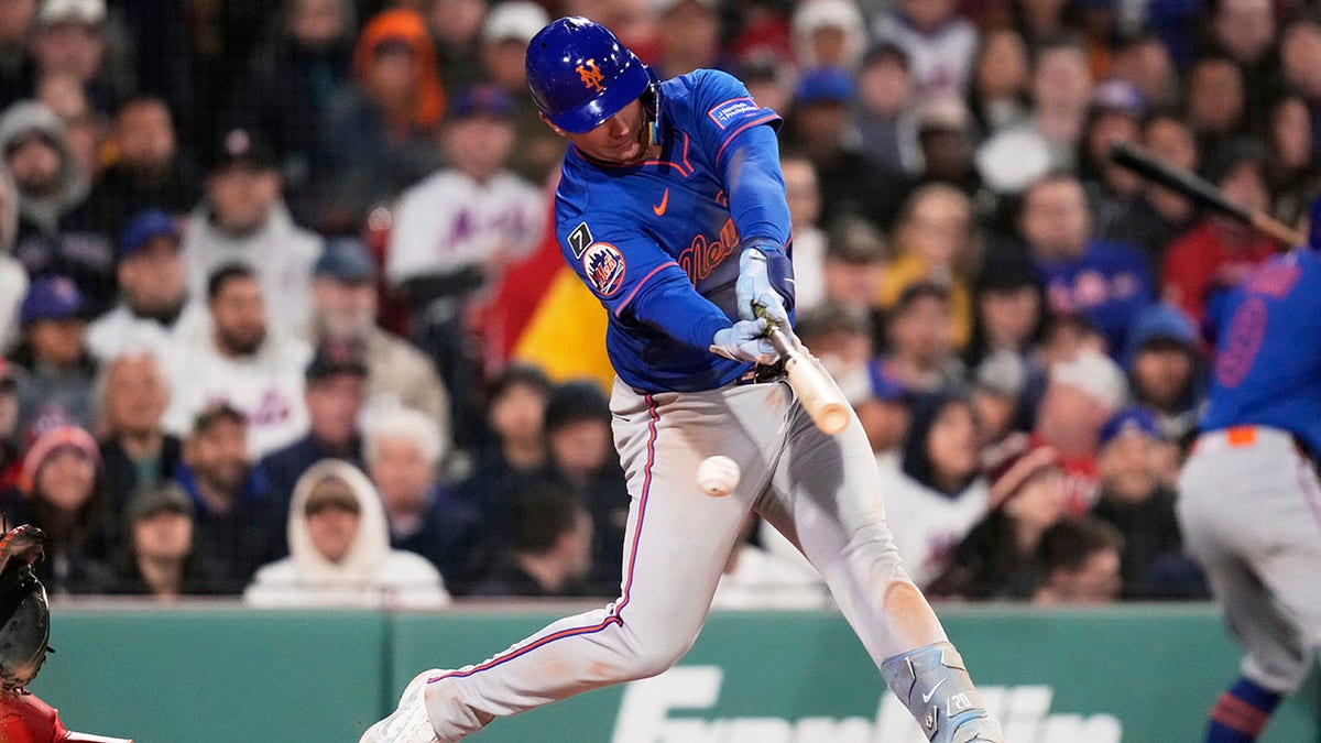 Pete Alonso swings
