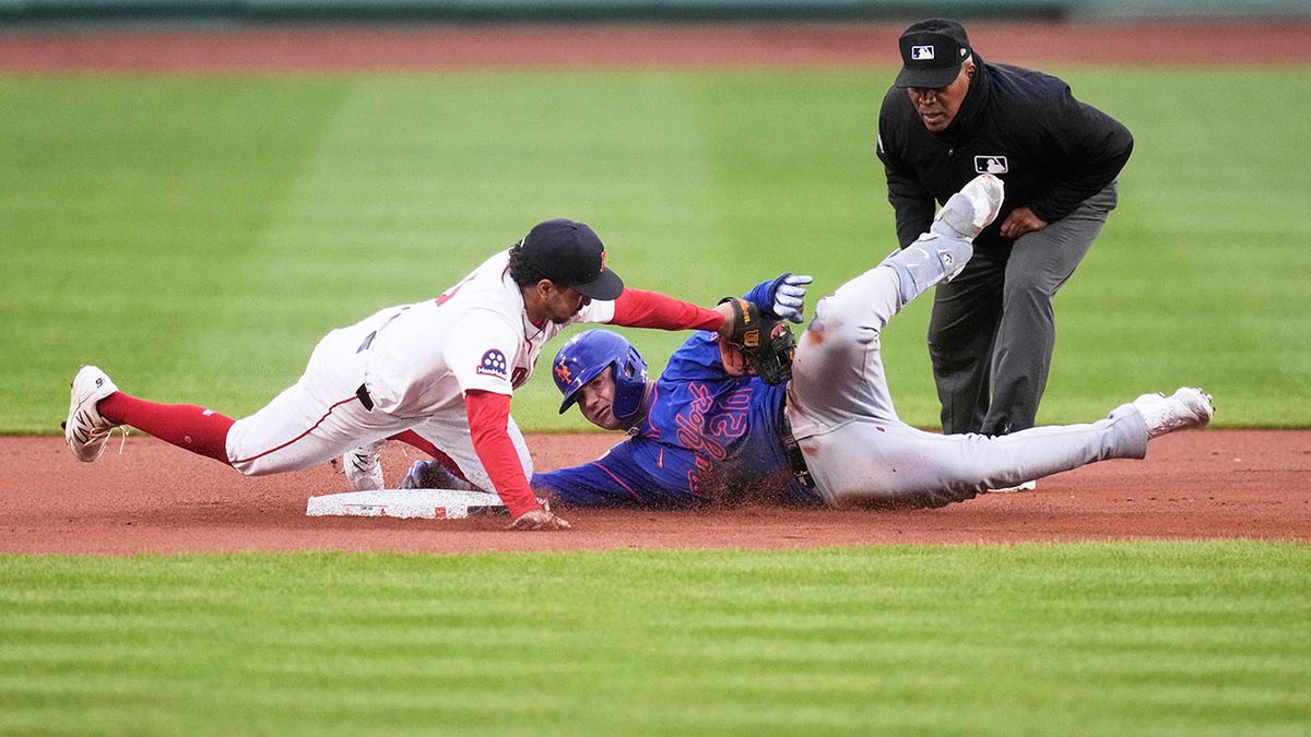 Pete Alonso goes into second base