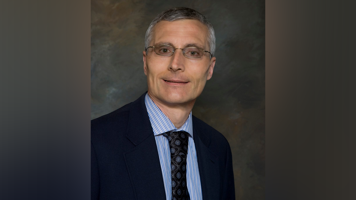 Dr. Dennis Smith headshot