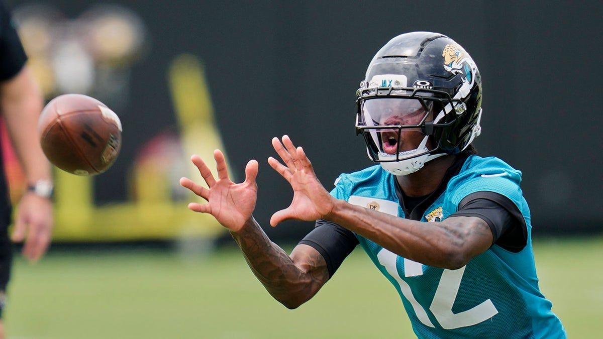 Travis Hunter catching pass