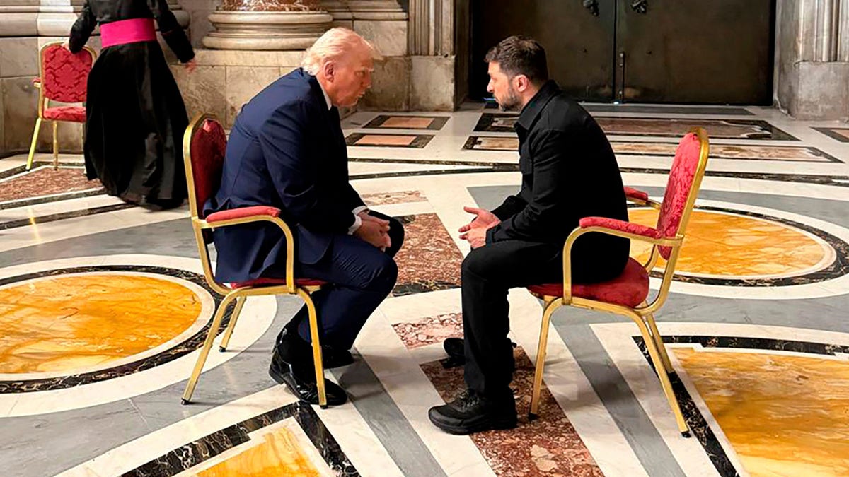 Trump and Ukraine president in a meeting