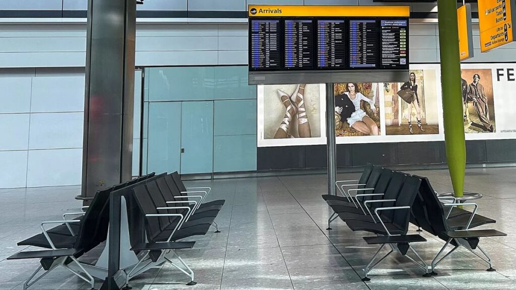 Flights resume from UK airports after tech glitch closes airspace