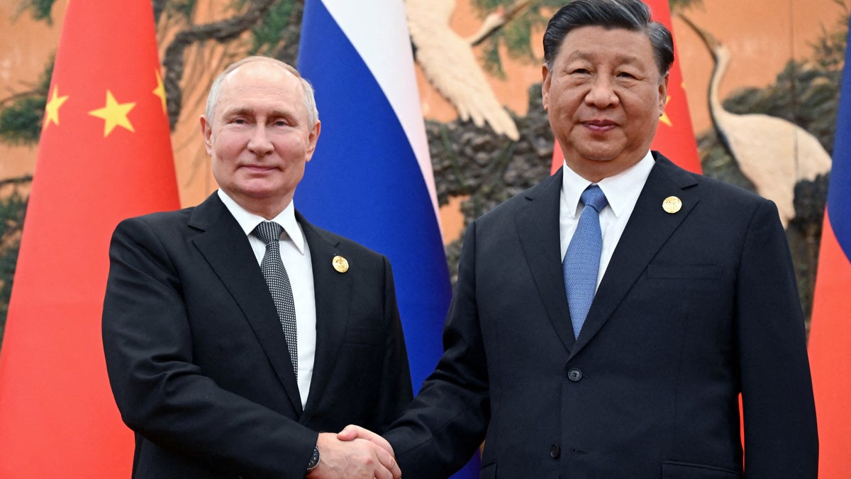 Putin and Xi shake hands