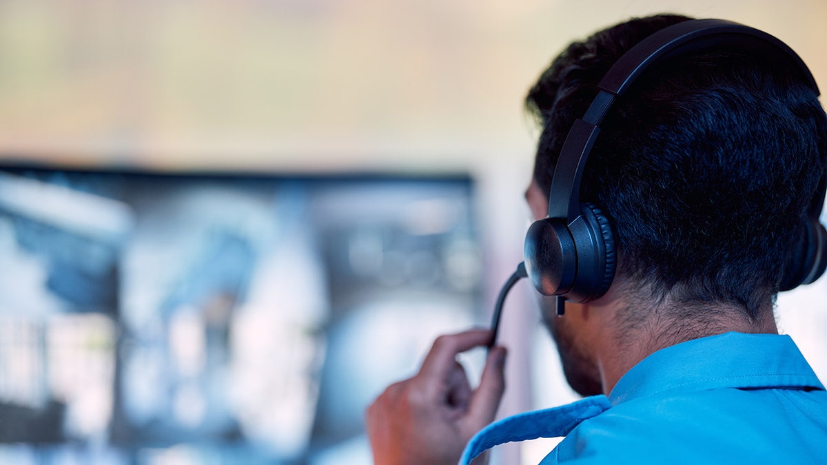 911 call center responder