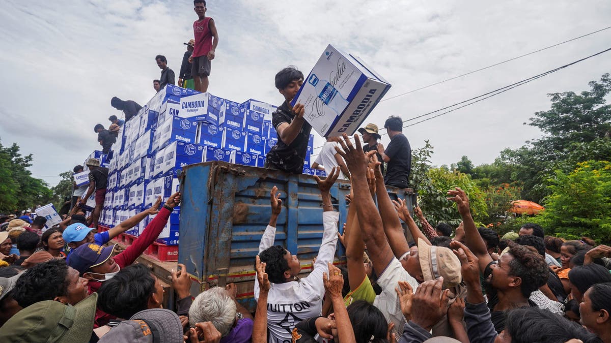 Cambodians receiving aid supplies
