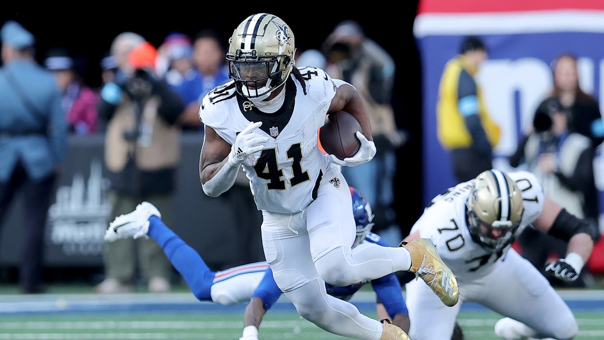 Alvin Kamara in action