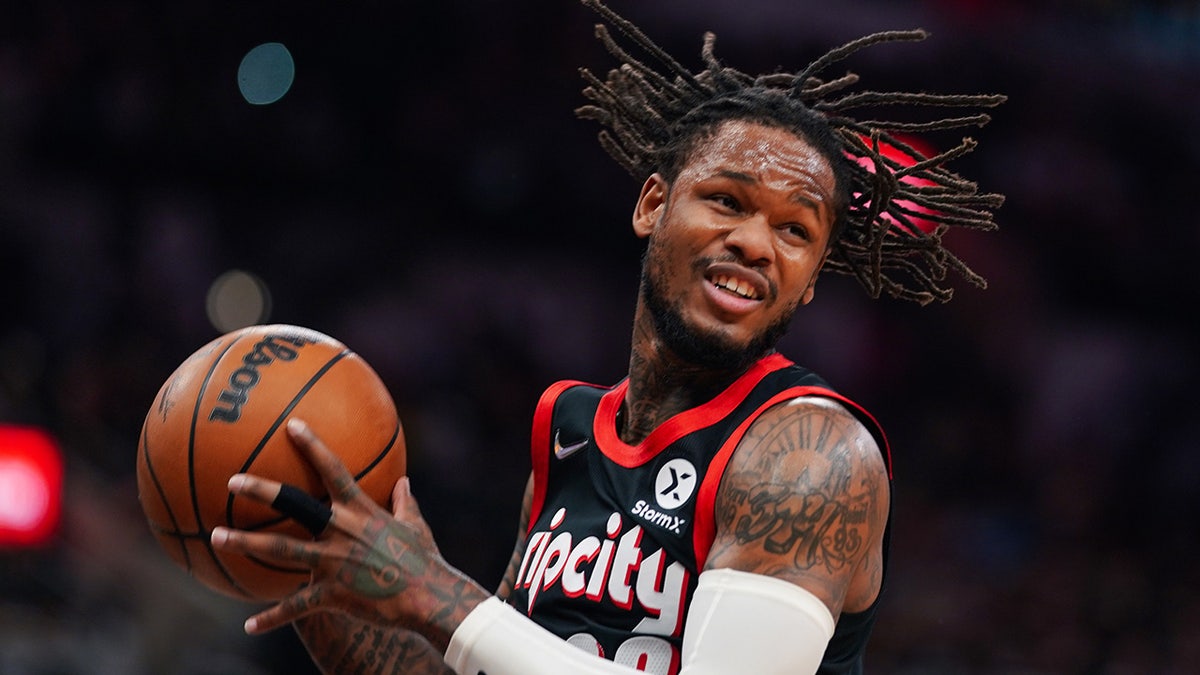 Ben McLemore with ball on court