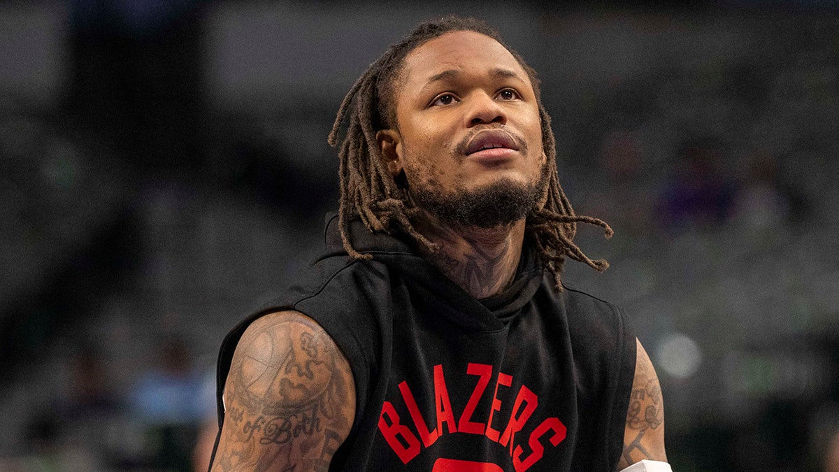 Ben McLemore warms up