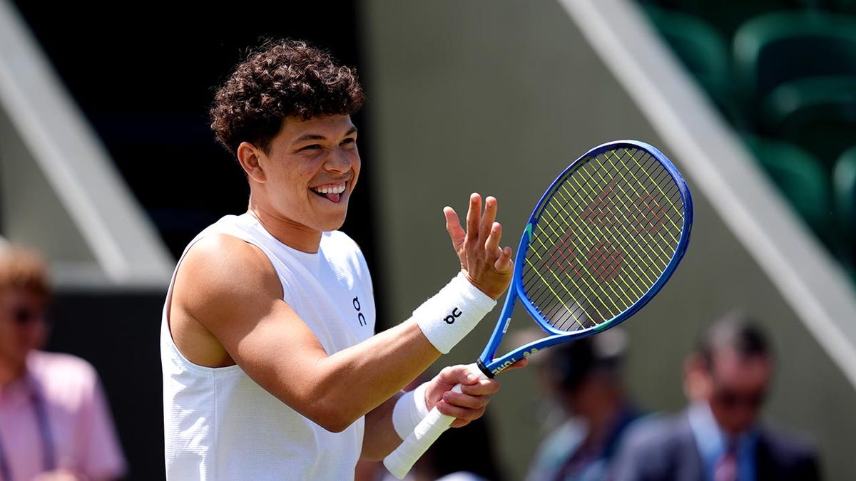 Ben Shelton clapping