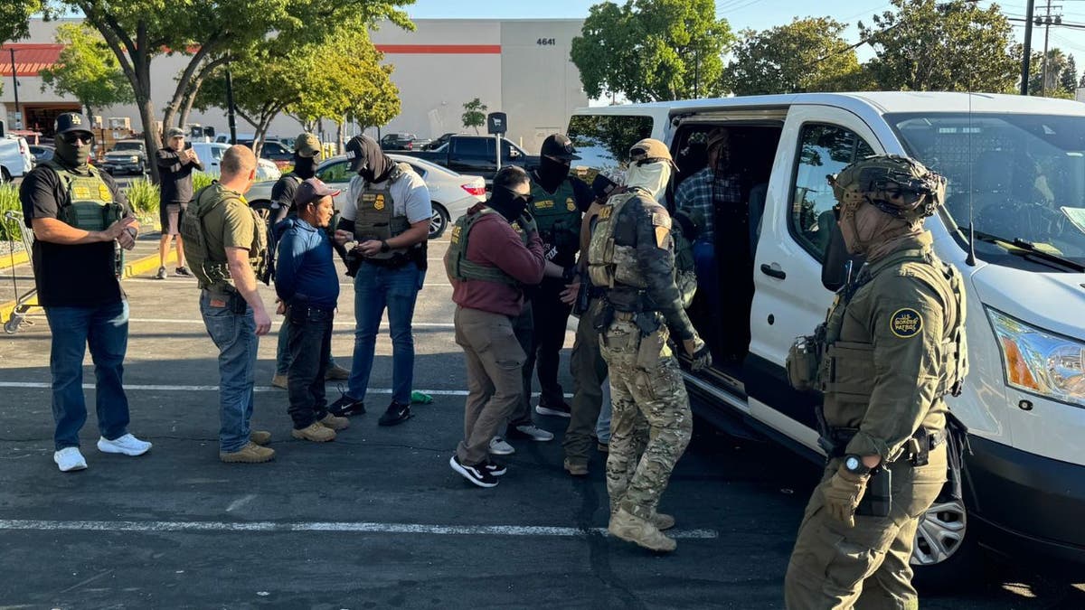 Border Patrol agents arresting migrants