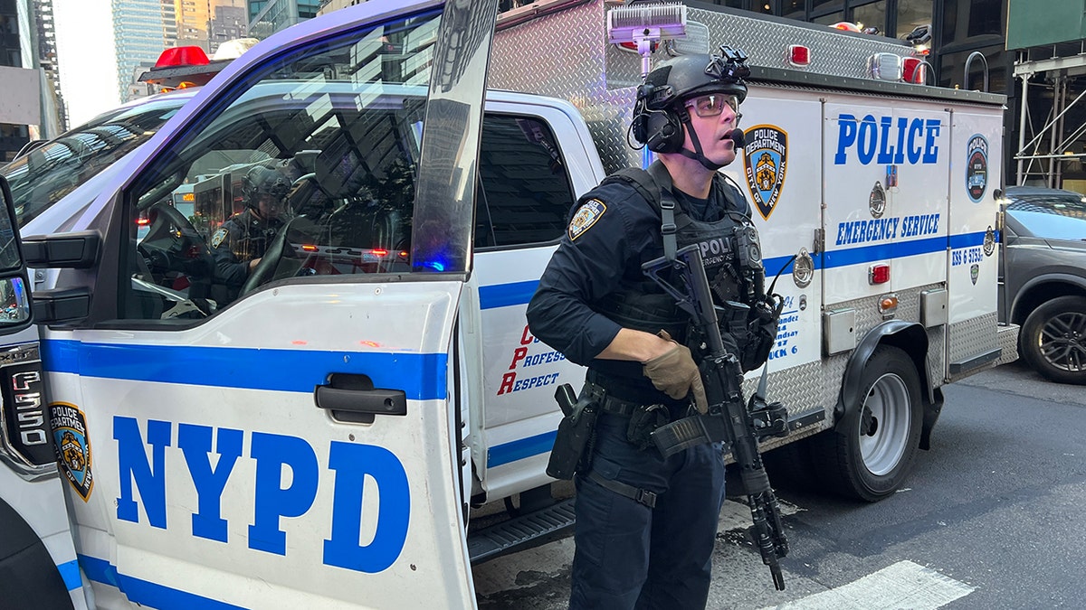 NYC shooting, cop with rifle
