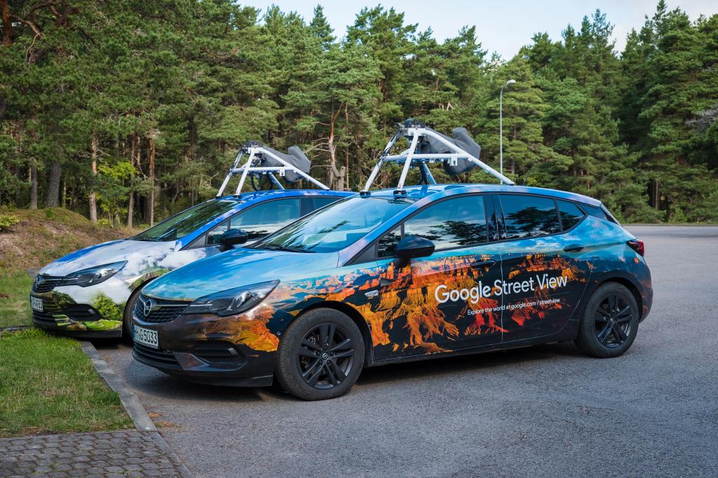 Off-duty cop caught naked in his yard by Google Street View lands payday