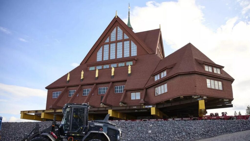 Video shows church being relocated in Sweden, not Norway