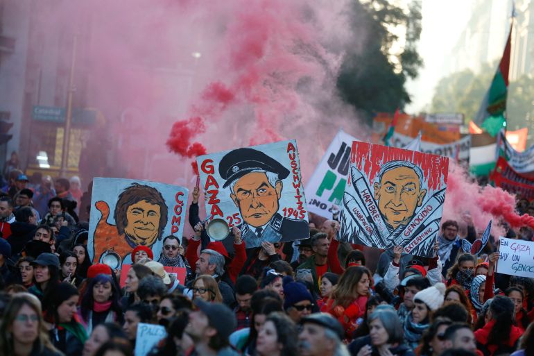 Protests denouncing Javier Milei and Benjamin Netanyahu take place under a cloud of pink smoke.