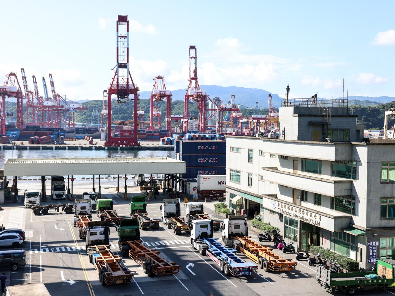 How are countries and markets reacting to Trump tariffs?