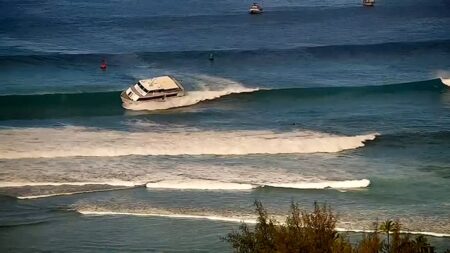 75-foot boat surfs wave, runs aground in Hawaii