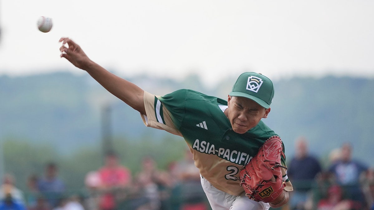 Lin Chin-Tse pitches 