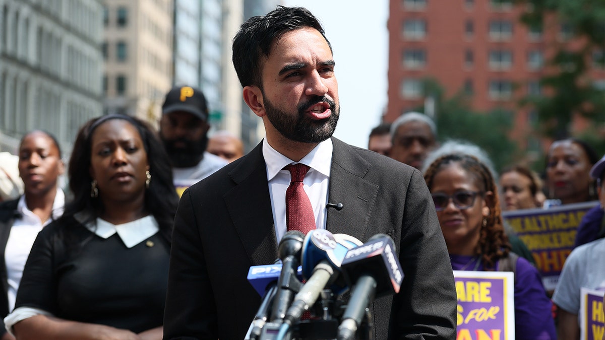 Mamdani campaigns in NYC with supporters