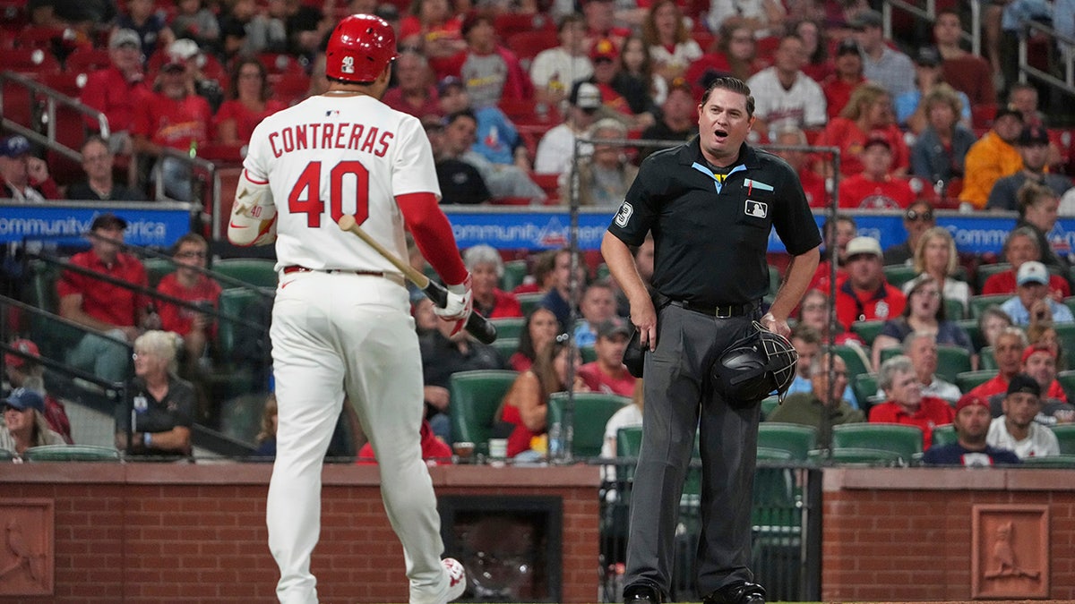 Willson Contreras argues with Derek Thomas