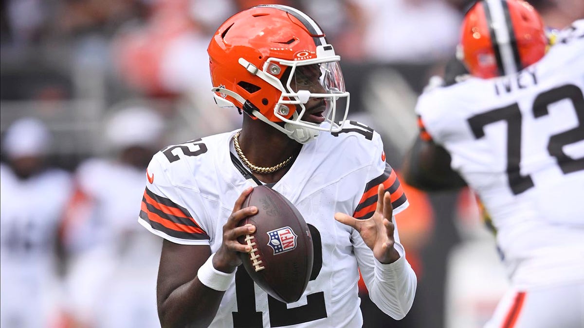 Shedeur Sanders looks to pass